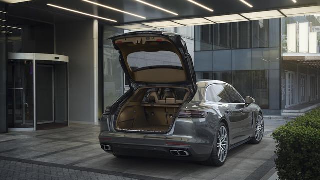 画像: ラゲッジルーム容量はパナメーラの495L / 1304Lから520L / 1390Lに拡大されている。