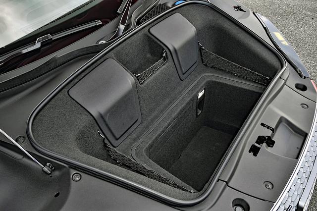 画像: フロントに備わるトランクの容量は100L。広くはないが、深さはあるので多少の荷物は積める。