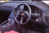 画像: ステアリングやシフトノブは NSX type R 専用品を装備し、ベーシックな NSX とは雰囲気が異なる。