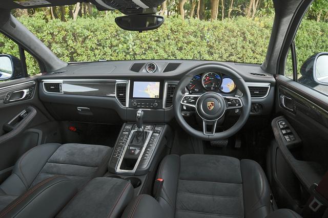 画像: センターコンソールに配されたスイッチ操作により、車高、ダンパー、走行モードなどを変更することができる。