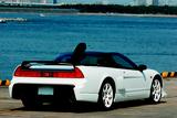 画像: ルーフに飛び出たガーニッシュに加え、 NSX-R GT 専用品のサイドエアインテークも装備。
