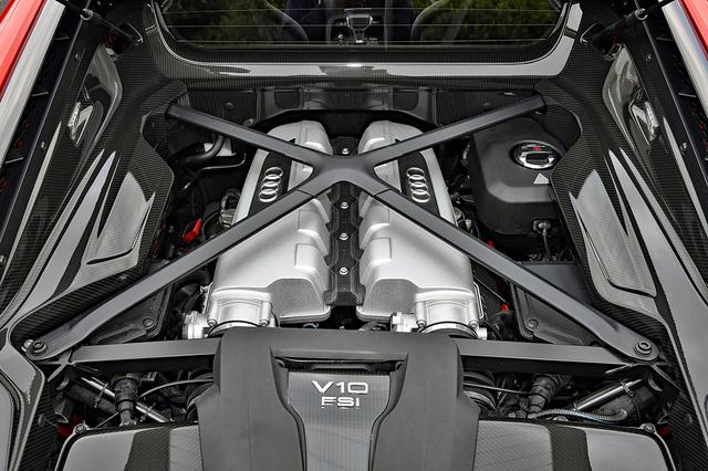 画像: 5.2LのV10自然吸気DOHCエンジンをミッドシップ搭載し、アウディ得意のクワトロシステムで4輪を駆動する。