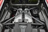 画像: 5.2LのV10自然吸気DOHCエンジンをミッドシップ搭載し、アウディ得意のクワトロシステムで4輪を駆動する。