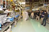 画像: マツダ工場を見学。ここで使用される、部品を運ぶワゴンや工具などあらゆるものが、作業員の効率アップのためにカスタマイズされている。