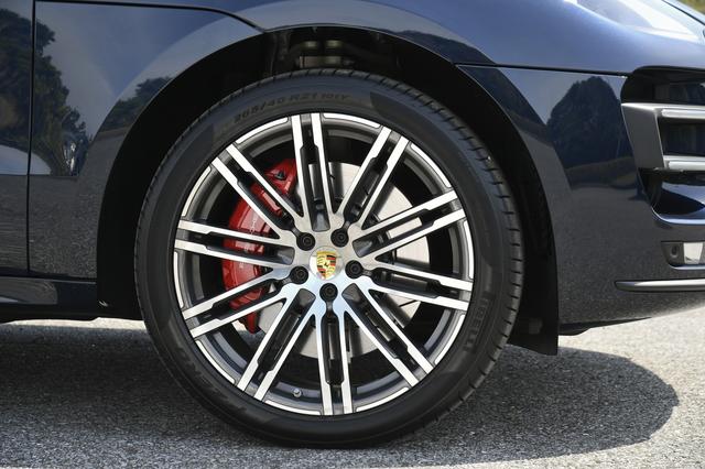 画像: 試乗車はオプションの21インチホイールとピレリPゼロ(前265/40R21、後295/35R21)タイヤ装着していた。