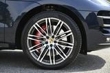 画像: 試乗車はオプションの21インチホイールとピレリPゼロ(前265/40R21、後295/35R21)タイヤ装着していた。