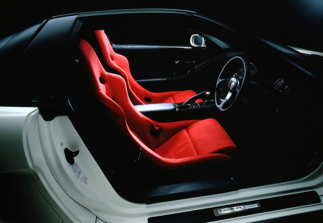 画像: NSX type R にはシートはレカロ社と共同開発したフルバケットシートを装備。