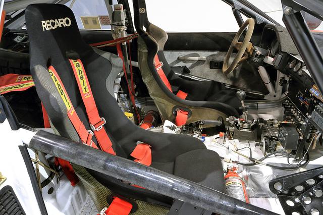 画像: レカロのカーボン製バケットシートにサベルト製フルハーネス。ドアとシートの間にロールバーも備わる。