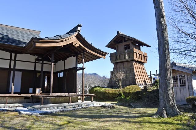 画像: 田峯城址は、笹頭山の山頂に築かれた山城である。別名「蛇頭城」。本丸などは復元されたもの。