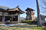 画像: 田峯城址は、笹頭山の山頂に築かれた山城である。別名「蛇頭城」。本丸などは復元されたもの。