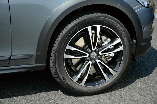 画像: T5 AWD サマムに装着されるダイヤモンドカットデザインの5ダブルスポークの7.5J×19インチホイール。