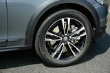 画像: T5 AWD サマムに装着されるダイヤモンドカットデザインの5ダブルスポークの7.5J×19インチホイール。