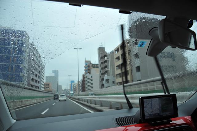 画像: 梅雨時だっただけに、雨天での取材も多かった。MMアップ!号のワイパーブレードはまだ状態もよく、視界をきれいに拭いてくれる。