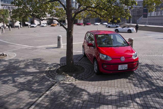 画像: 上のカットは、マツダ新型ロードスターの先行量産車公道試乗会でのもの。この日は暖かく、まさにオープンカー取材日和、MMアップ!号もそろそろスタッドレスタイヤを交換したい感じだ。さて、このとことろ担当者が心がけているのがゆったりと走ること。燃費がどれぐらい伸びるのかをいろいろと試しているわけだが、高速道路などでうまく流すことができると21〜22km/Lあたりの数字が表示される。とはいえ、平均燃費の値はまだ前号と同じだ。