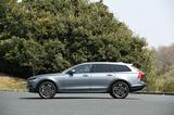 画像: V90 T5の全高が1475mmなのに対して写真のV90クロスカントリーT5は1545mmと70mm高くなっている。