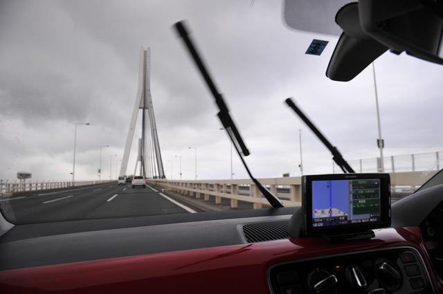 画像: 横方向の幅に対して上下方向が長い形状のフロントウインドウ。それをできるだけ広く払拭するために、ワイパーアームの形状は左右で異なっている。そのため、作動時のワイパーブレード角度は揃っていないが、運転中にこのことはまったく気が付かなかった。新品のワイパーブレードに交換すると、それ以前とは外の景色のクリア度が異なって見えるような印象を受ける。走行距離は、今回も前回と同様にわりと短めの値となったが、快調である。