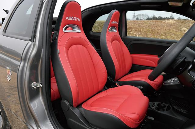 画像: レザーシートのヘッドレストには「ABARTH」の刺繍が施され、アルミのペダルにもサソリのマークが入る。