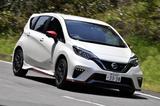 画像: ガソリンモデルのノートにもNISMOモデルが存在するのでデザインの新鮮味は薄いが、このブルーラインが入ったフロントグリルはeパワーNISMOオリジナルのもの。