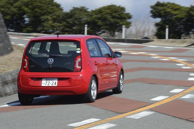 画像: 夜間に走っていて気になるのが、他車のヘッドランプである。アップ!のルームミラーが自動防眩式でないこともあるが、どう考えても照射範囲が正しくないのではないか、と思えるクルマが後続車や対向車で少なからずいるのだ。そうした場合は黙ってやり過ごすか遠ざかるしかない。MMアップ!号のハロゲンヘッドランプも、もう少し明るくしてみたいと思うので、明るさを求める気持ちは理解できるが、他車を眩惑しない配慮も忘れないでほしい。