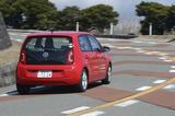 画像: 夜間に走っていて気になるのが、他車のヘッドランプである。アップ!のルームミラーが自動防眩式でないこともあるが、どう考えても照射範囲が正しくないのではないか、と思えるクルマが後続車や対向車で少なからずいるのだ。そうした場合は黙ってやり過ごすか遠ざかるしかない。MMアップ!号のハロゲンヘッドランプも、もう少し明るくしてみたいと思うので、明るさを求める気持ちは理解できるが、他車を眩惑しない配慮も忘れないでほしい。