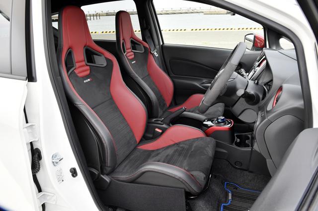 画像: NISMOロゴ入り専用スエード調フルバケットタイプのスポーツシートを採用する。