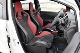 画像: NISMOロゴ入り専用スエード調フルバケットタイプのスポーツシートを採用する。