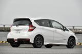 画像: リアフォグ付きバンパーや専用ルーフスポイラーで、リアビューもこのとおりスポーティ。