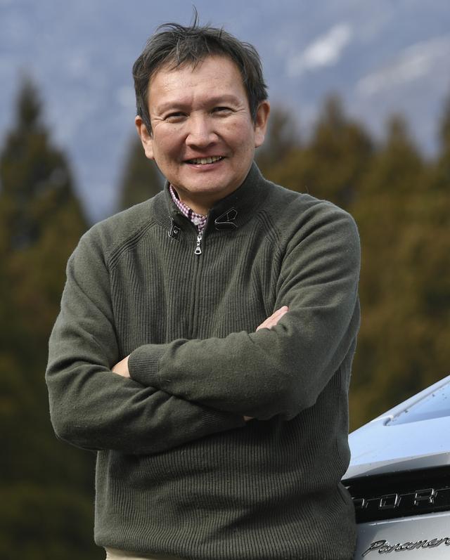 画像: 案内人 石川芳雄 自動車評論家。日常生活と密着した実用的で楽しい乗り物としてクルマをとらえ、さまざまな目線からその魅力を語ってくれる。自動車専門誌「モーターマガジン」(毎月1日発行)では、ロングツーリングで旅の楽しさも伝える「日本自動車紀行」を不定期にて連載中。行き先からコース設定まで、お任せ! で安心できる「遠乗りの達人」である。日本カー オブ ザ イヤー選考委員。