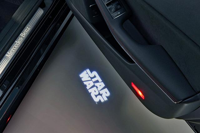 画像: ドアを開けると、足下に「STAR WARS」のロゴが…。