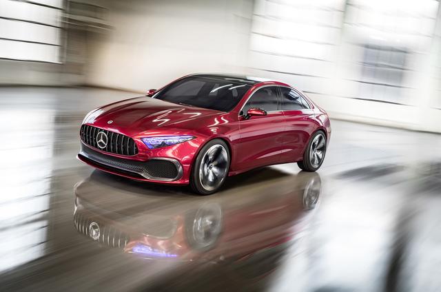 画像: 新型Sクラスと同時に初披露された4ドアセダン「コンセプトA」。ライバルはBMW 1シリーズやアウディA3セダンなどと言われている。