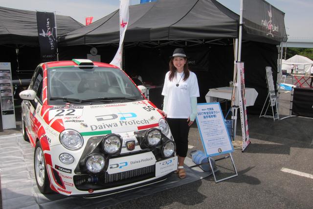画像: 竹岡レポーターが全日本ラリー選手権に参戦しているラリー車も展示されている。
