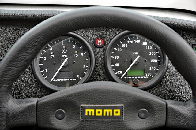 画像: ステアリングの奥にCATERHAMのロゴ入り大径タコメーターとスピードメーターが並ぶ。