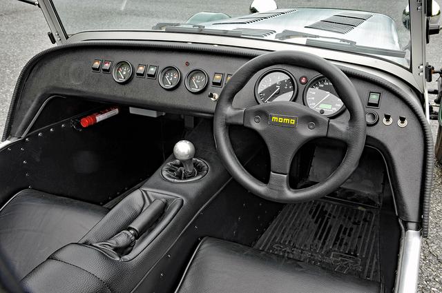 画像: シンプルなインパネ。ウインカーのレバーはシフト右上のスイッチ。ホーンボタンはステアリングの右脇。