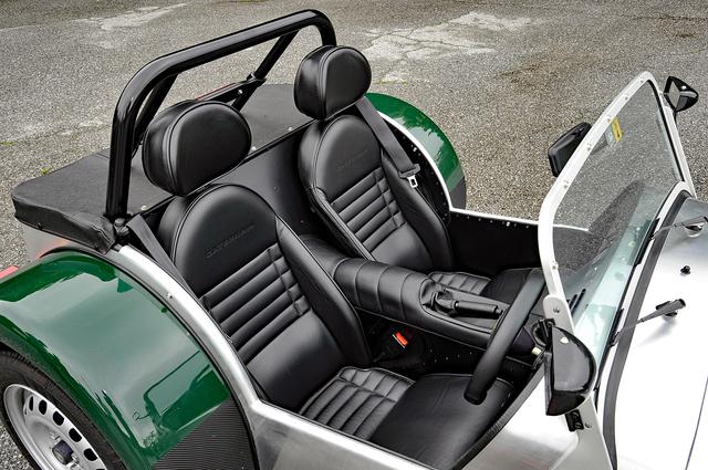 画像: 耐候性に優れたレザーシートはオプション。運転席のみ前後スライドするが、リクラインはしない。