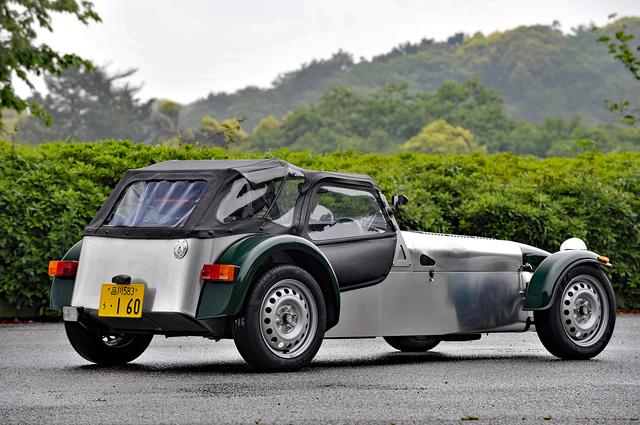 画像: ソフトトップとドアを装着した状態。ソフトトップの脱着は難しくはないが少しコツがいる。