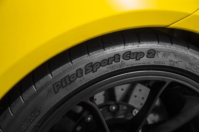 画像: ニュー911GT3が装着する生産型タイヤ : ミシュラン スポーツカップ2 N1。