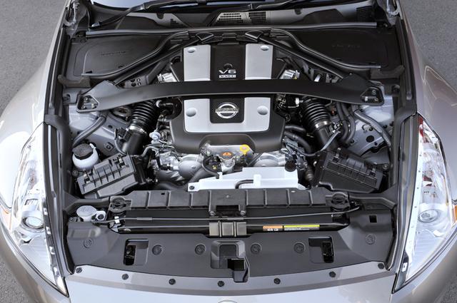 画像: 336psを誇る3.7ℓV6DOHCのVQ37VHRを搭載。現行NISMOではさらにチューンアップされ355psを発生する。