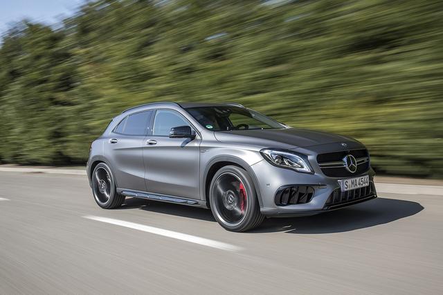 画像: メルセデス・AMG GLA45 4マティックは、前後バンパーやフロントグリル、ルーフスポイラーなどが新デザインとなっている。