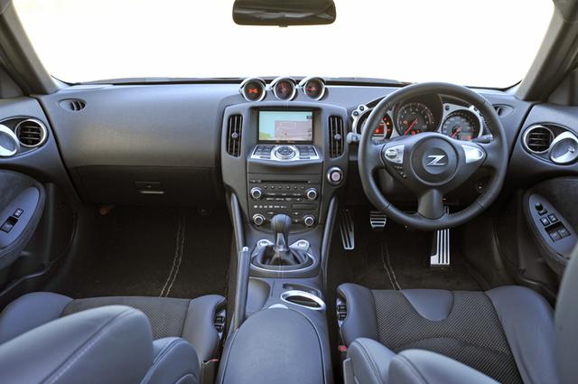 画像: MT車/AT車を問わず、シフトダウン時には自動でブリッピングしてエンジンとギアの回転を合わせる「シンクロレブコントロール」を採用。