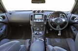画像: MT車/AT車を問わず、シフトダウン時には自動でブリッピングしてエンジンとギアの回転を合わせる「シンクロレブコントロール」を採用。