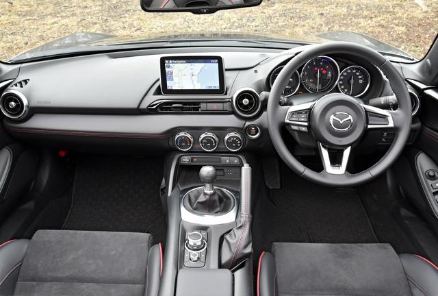 画像: ロードスターRFのインテリア。MAZDA CONNECTは全車標準装備となる。ナビはオプションのナビ用SDカードPLUSで機能させる。