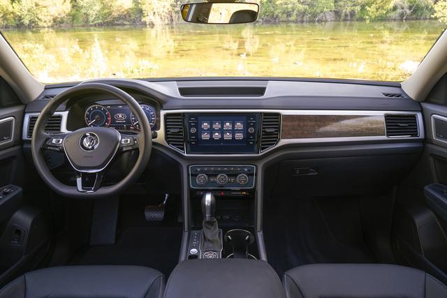 画像: ほかのフォルクスワーゲン車とは異なるテイストのインテリア。北米市場のニーズに応えて、すっきりとしたデザインとなっている。