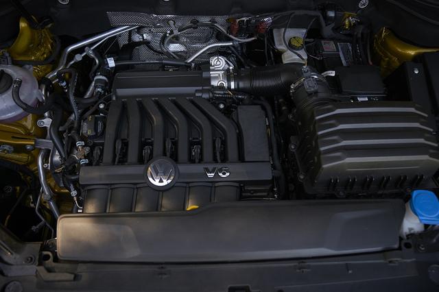画像: 搭載されるエンジンは3.6L V6と2L 直4ターボの2種。まずはV6エンジン搭載車から販売が開始される。