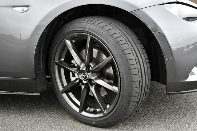 画像: RSはガンメタの17×7Jアルミと205/45R17タイヤが標準。RS専用オプションでブラックメタのBBS社製鍛造アルミホイールも選択できる。