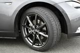 画像: RSはガンメタの17×7Jアルミと205/45R17タイヤが標準。RS専用オプションでブラックメタのBBS社製鍛造アルミホイールも選択できる。
