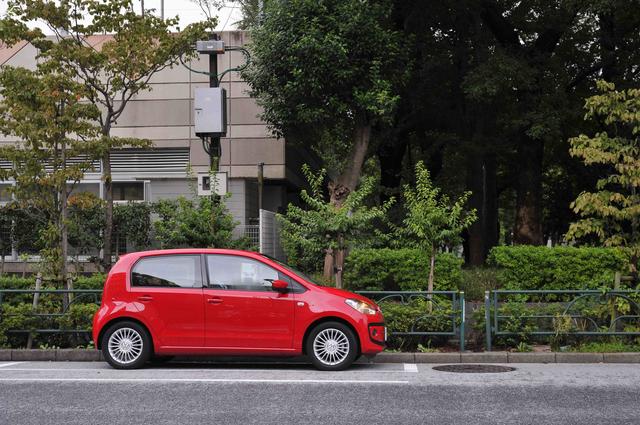 画像: ここ3カ月ほどは取材車だけで移動する企画が多かったために、機材車として伴走する機会が少なく、そのために走行距離も少なめで推移していMMアップ!号。しかし、次回ではおそらく2万kmオーバーを迎えることができるはずだ。気が付けばこの長期テストもすでに13回目。アップ!には十分に乗り込んでいるはずなのだが、それでも乗るたびに、包容力のあるしなやかな走り味には感銘を受ける。まだもうしばらくの間、活躍してもらう予定だ。