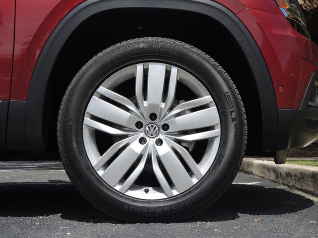 画像: タイヤはコンチネンタルのマッド+スノータイヤCROSS CONTACT LX SPORTで、255/50R20のサイズを履いていた。