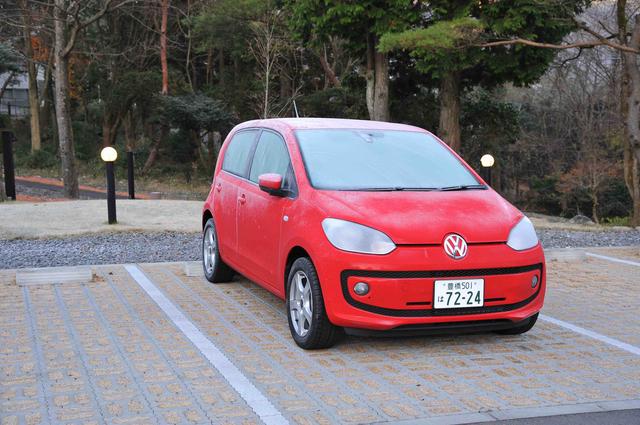 画像: 標高729mの箱根仙石原にある駐車場で防寒対策を何もしない状態で冬の朝を迎えた時のMMアップ!号。ご覧のとおり、ガラス面だけでなくルーフ部やヘッドライトまで見事なほどに真っ白く凍結していた。エンジンを暖機した後、ヒーターをウインドウデフロスターモードにして解凍開始。熱線式リアデフロスターは最初からオンにしていたので、すでに後方視界はだいぶクリアになっていた。ハロゲンバルブ式ヘッドライトは点灯させるとその熱で表面の氷を溶かすことができて便利。今回はロングランが多かった効果で平均燃費20.0km/Lを達成。