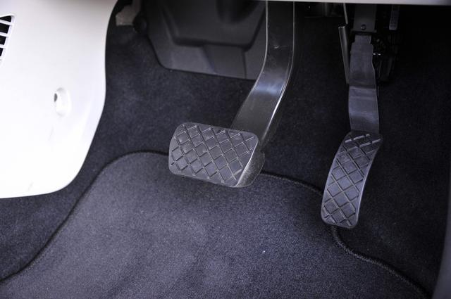 画像: アップ!を運転していて安心感を覚える理由のひとつとして挙げたいのが、そのとても高いペダル剛性だ。踏み込む時にペダルのステーが、左右に動いたりなどせず、足からの力がそのまま踏み込む方向に伝えられる印象なのだ。こういう部分の設計思想からもコンパクトカーだからといって安易な妥協をしないことが伝わってくる。