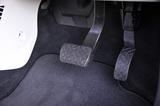画像: アップ!を運転していて安心感を覚える理由のひとつとして挙げたいのが、そのとても高いペダル剛性だ。踏み込む時にペダルのステーが、左右に動いたりなどせず、足からの力がそのまま踏み込む方向に伝えられる印象なのだ。こういう部分の設計思想からもコンパクトカーだからといって安易な妥協をしないことが伝わってくる。